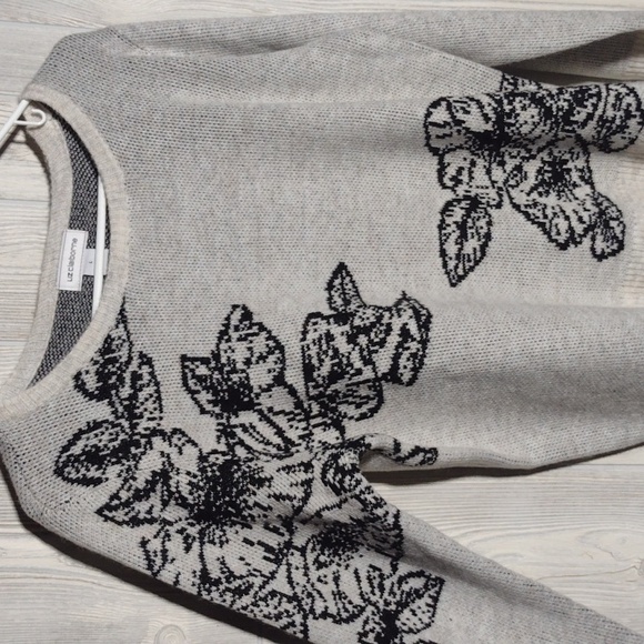 NWT Gorgeous Floral Knit Sweater - Picture 2 of 16